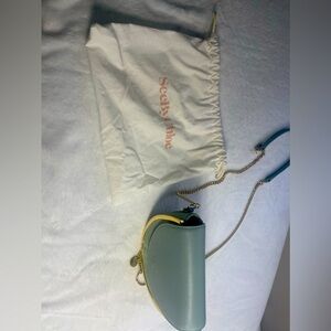 A high-shine bar adds definition to the half-circle silhouette of this elegant.